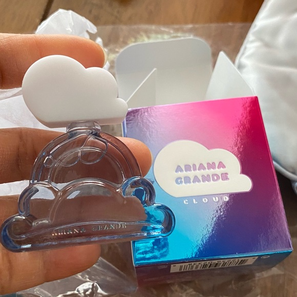 NWT Rare Ariana Grande 3 Piece Gift Set Cloud Pouch & Parfum, Sleeping Mask - Picture 3 of 8